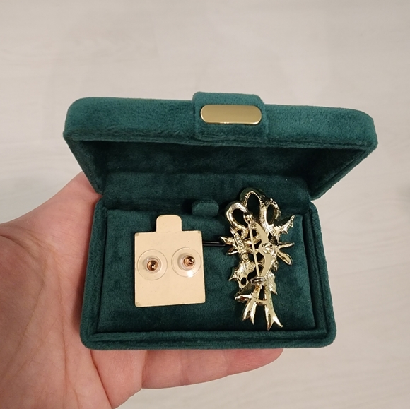 Christmas Jewelry Set: Signed Brooch, Earrings Wreath - Picture 5 of 5